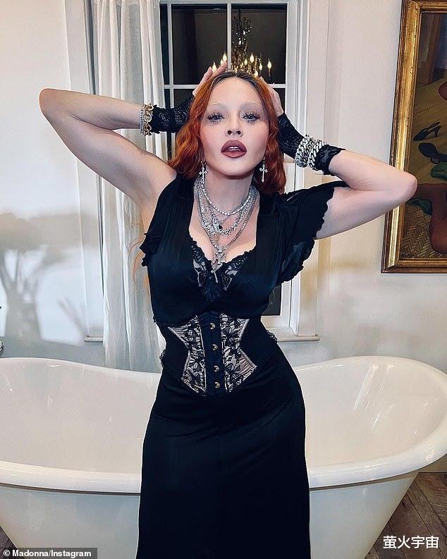 麦当娜|64岁麦当娜穿塑身衣拍全家福，被六个娃围绕，26岁亲生女儿越发像妈