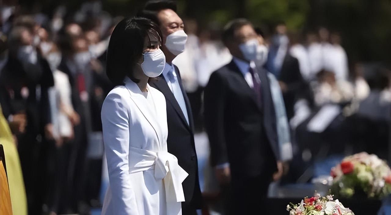 流行 韩国新第一夫人审美太拉垮，韩风打扮像个网红，没前第一夫人高级