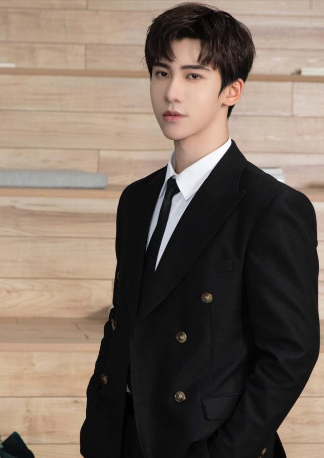 丁泽仁|爱豆丁泽仁翻车，头号女粉丝曾为其花三百万，如今爆猛料逼其退圈