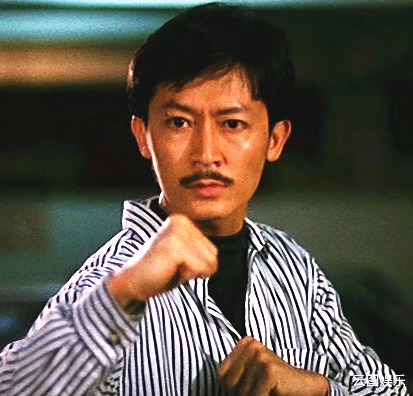 陈勋奇|70岁港星长居内地,游艇派对开香槟太惬意,一旁美女穿抹胸秀身材