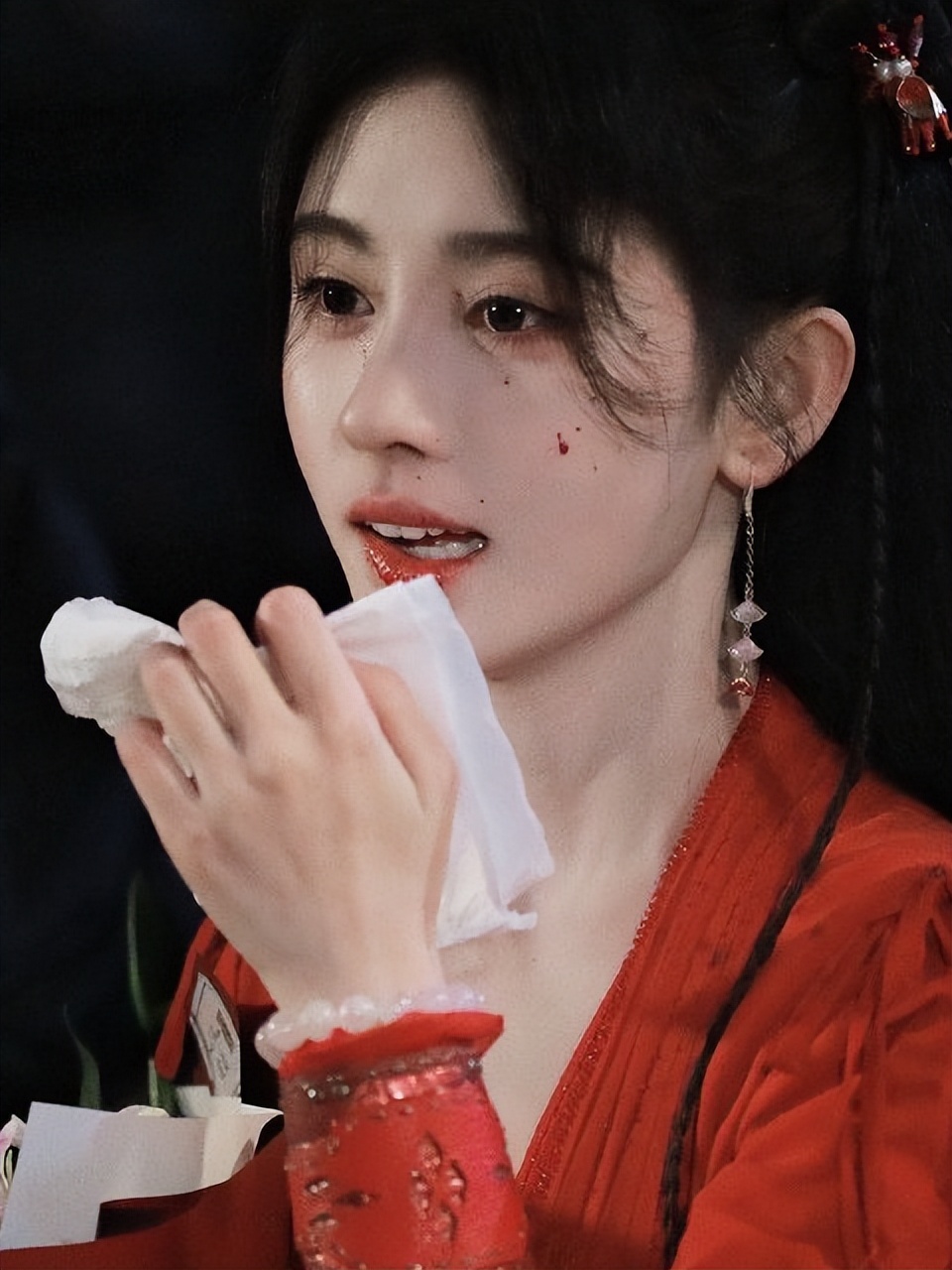 鞠婧祎|鞠婧祎《仙剑四》杀青路透,长发披肩红衣美艳,脸带血迹怀抱鲜花