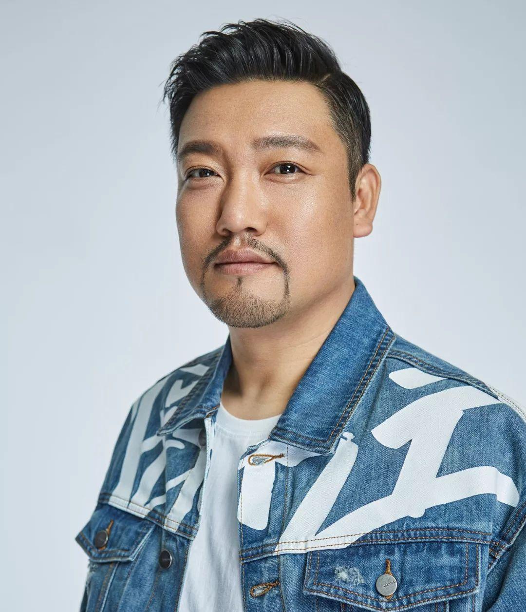 贾冰|42岁贾冰现身沈阳逛夜市！黑老大形象太明显，引年轻女粉围观