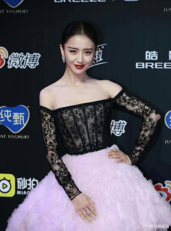 陈妍希|佟丽娅穿蕾丝天鹅裙出席活动,展现熟女风采,网友:完美!