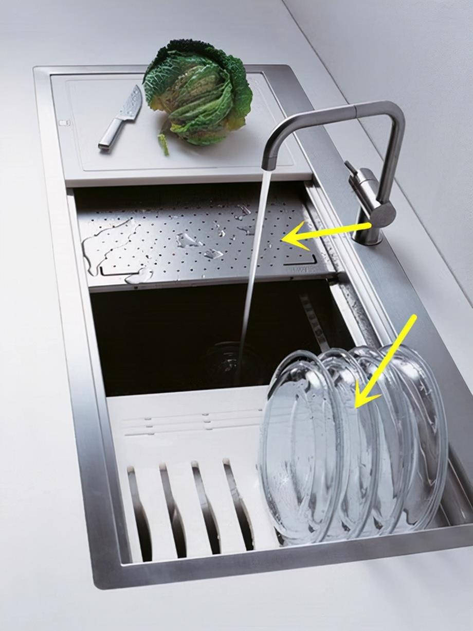 只是在水槽上加2块板，沥水、切菜都可以，再也不嫌橱柜台面挤了