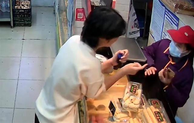 一13岁女孩深夜称被追杀求店员报警,警方:和家人闹矛盾,已回家