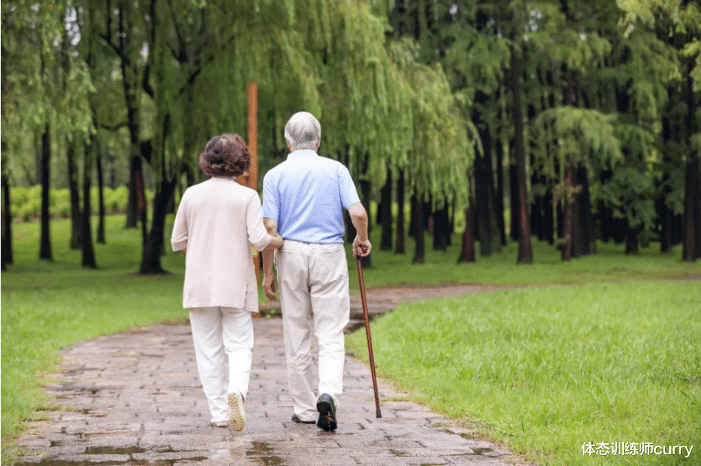 骨折|全球30%髋骨折发生在中国，教你2个动作，自测髋关节耗损程度