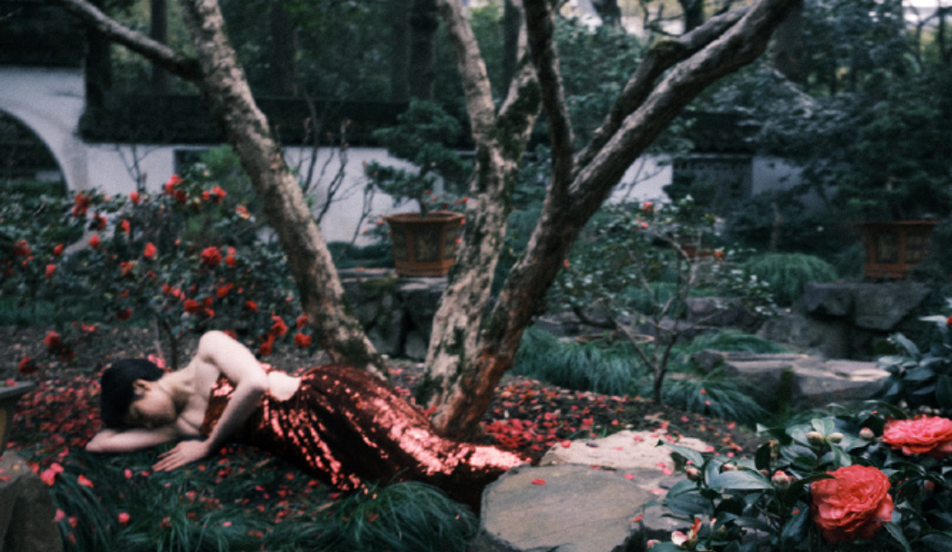 千娇百媚|孙俪穿吊带裙太性感!身材丰腴皮肤白到晃眼,躺草地凹造型不怕脏