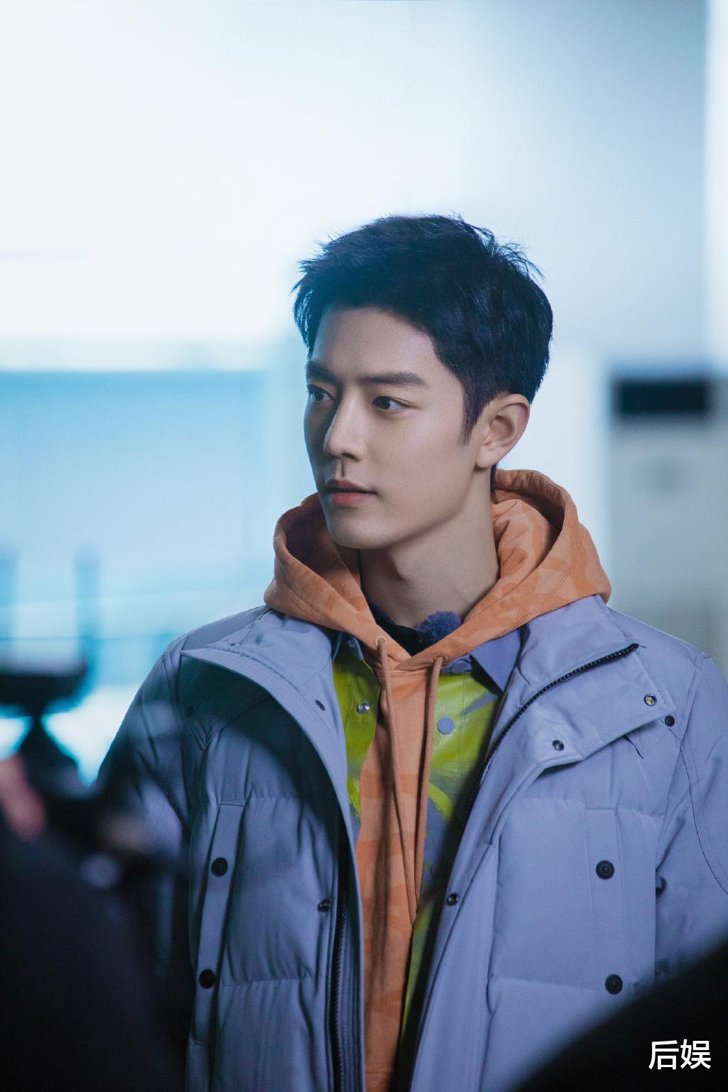 赵露思|肖战转场海南戏份，戴着鸭舌帽和口罩现身，依然挡不住帅气