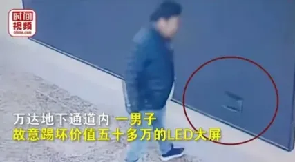 青海西宁,两男子一前一后在某地下通道内走着。突然,后面的男子看到地下通道内有一块没亮的大屏幕