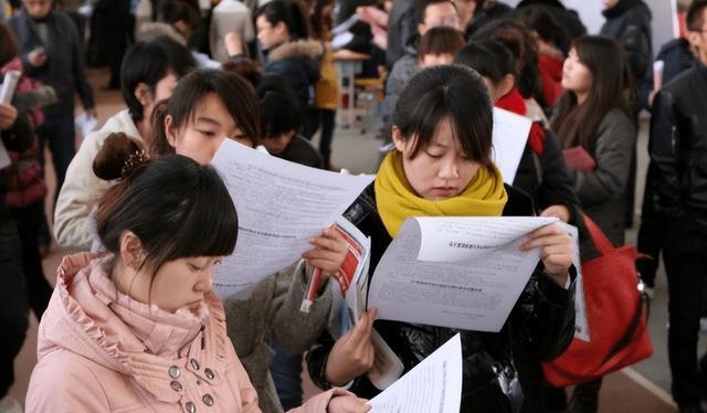 |“新式啃老”的现象出现,家长不自知还到处炫耀,最后都后悔了