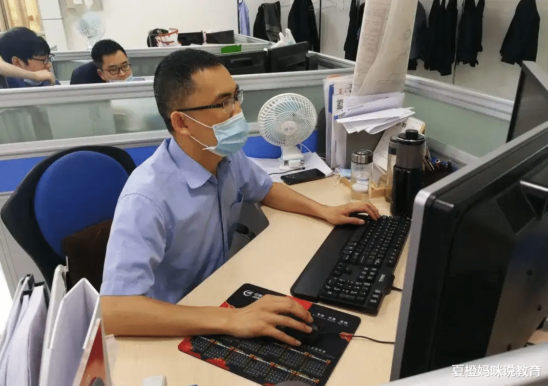 大学生|降薪后职工选择“摆烂”，下班后直接失踪，领导有气没地撒