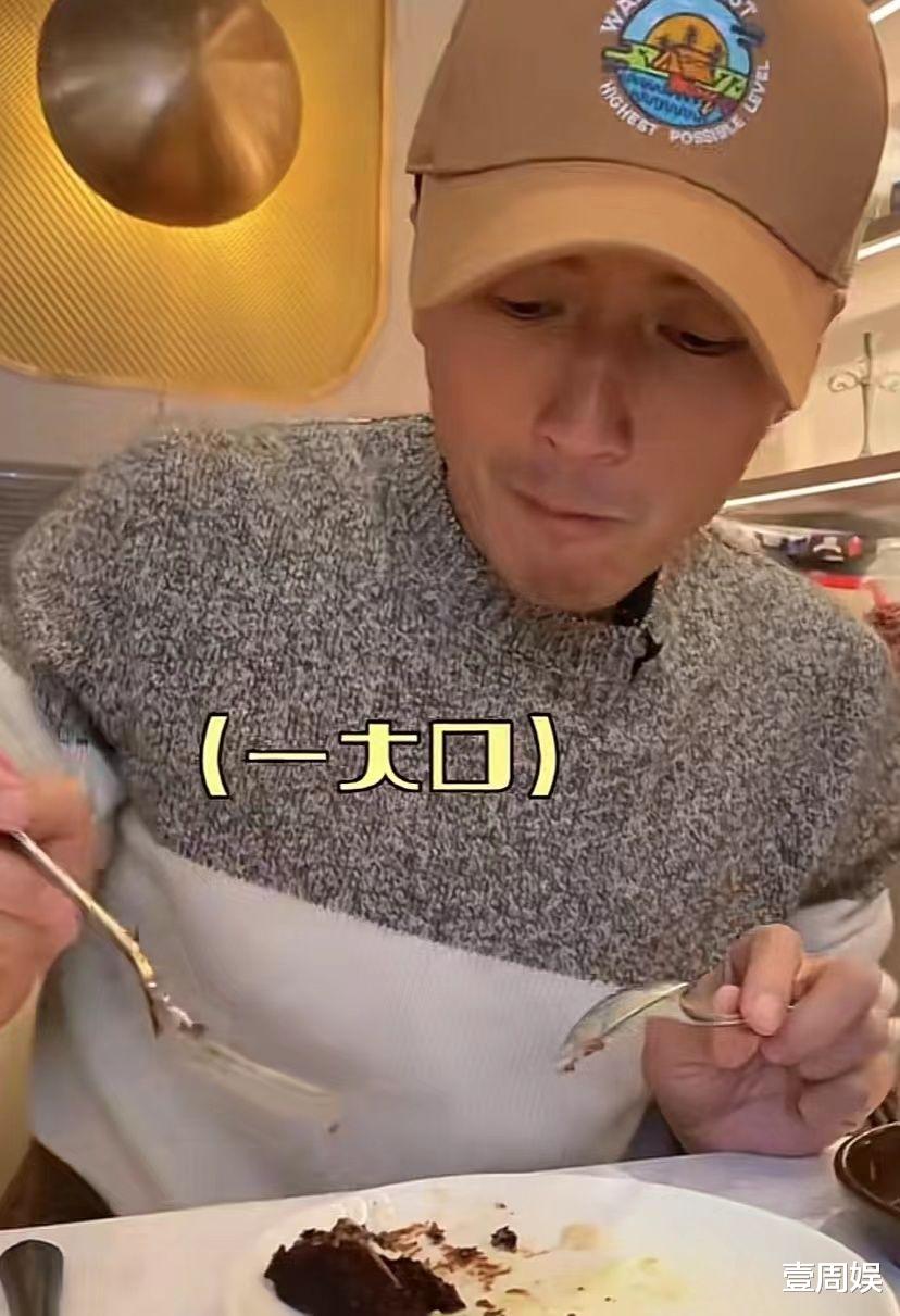 谢霆锋|谢霆锋出门吃西餐,高温天气穿毛衣,撸起袖子大口啃汉堡包!