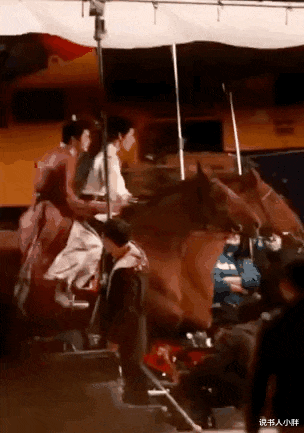 花絮|难怪电视里只有上半身，镜头下移后，是不能看的尴尬画面