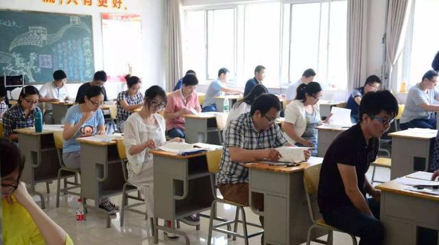 原创|清北毕业生收割一流中小学教师岗位，家长很满意，师范生却慌了