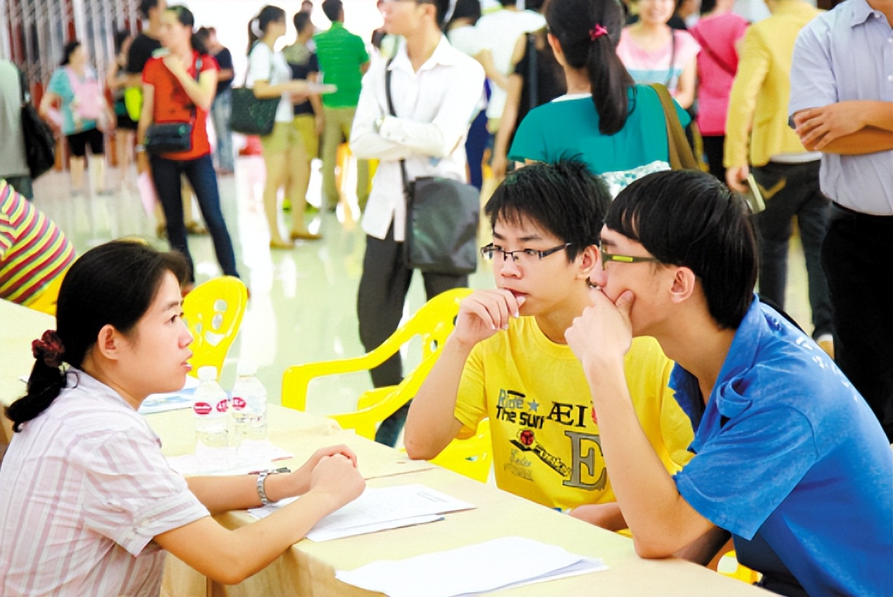 大学生|大学生“白菜化”严重，高学历低薪资，近2000万的缺口难以填补