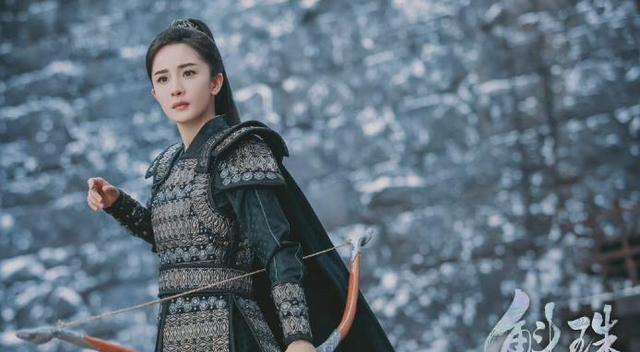 杨幂|杨幂晒私下射箭日常登热搜！自嘲：论如何完美避开靶子