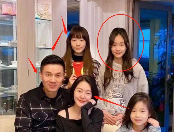 章子怡|小S次女长相和亲姐妹差距大，和唐老师照片对比，网友：一模一样