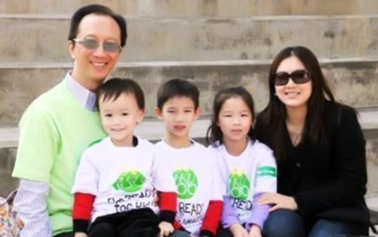 梁锦松|67岁梁锦松为让41岁的伏明霞拼4胎,花100亿买下亚洲最奢华大医院!