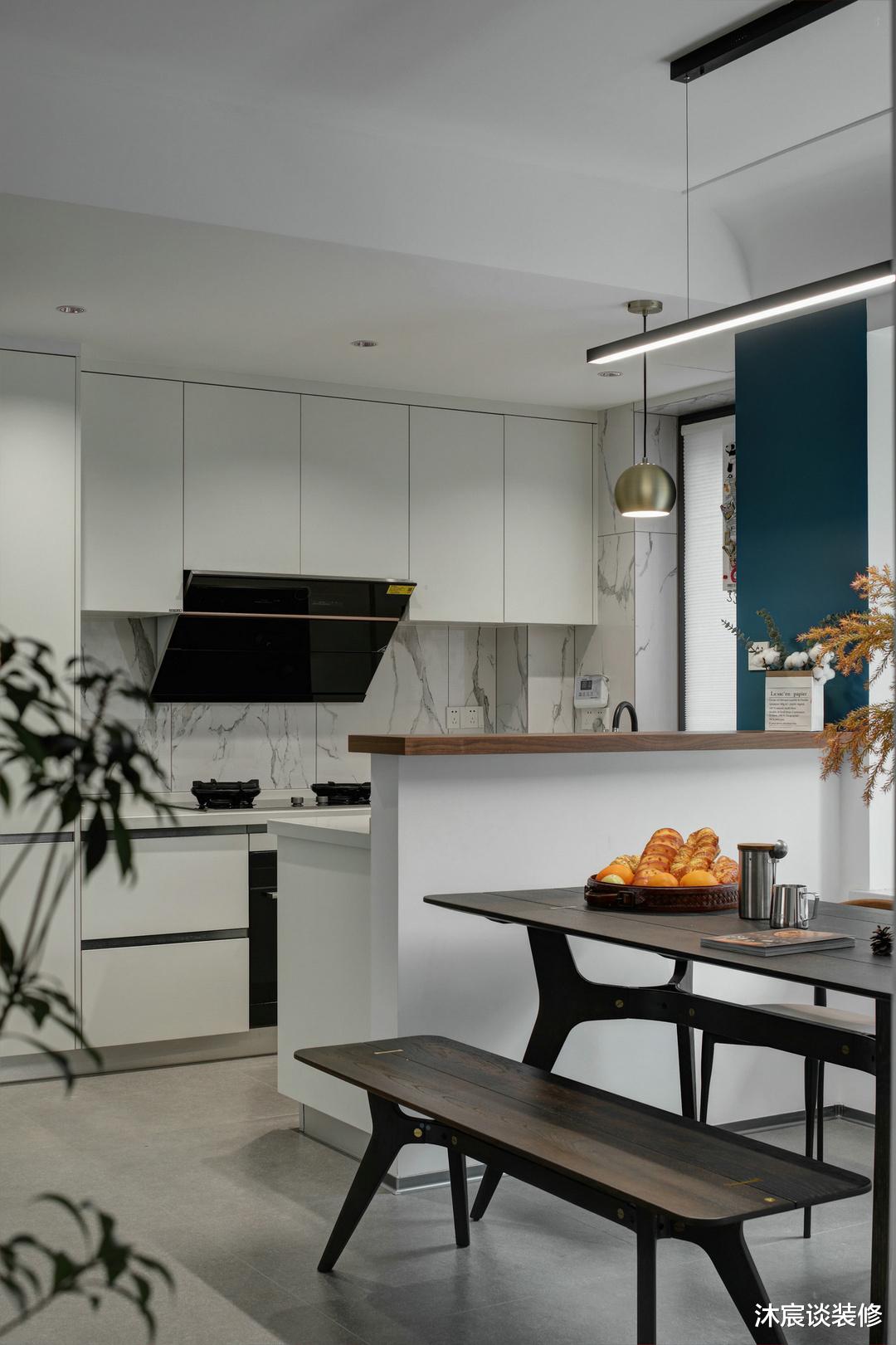 头一回装修很头痛，把厨房打通，“隐藏玄关”，没想到通透性倍增