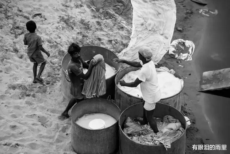 实拍印度“千人洗衣”：去印度不要轻易买纱丽，这条河比恒河更脏