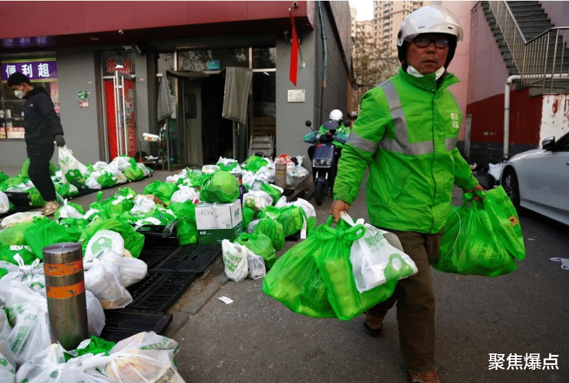 液晶显示器|抖音与大型快递公司合作,逐步蚕食美团在本地餐饮服务市场的份额