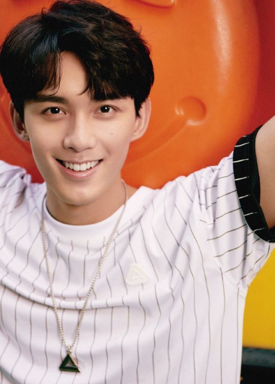 胡歌|吴磊向涵之被传恋爱,两人用同款吉他手机壳,粉丝发文澄清