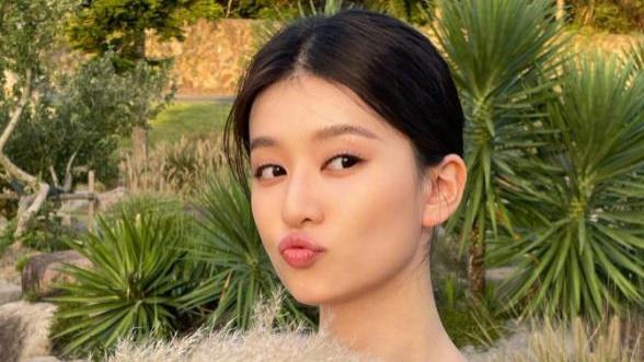 乔欣|乔欣秋季落日随拍，尽显女性优雅一面，就是法令纹太抢眼