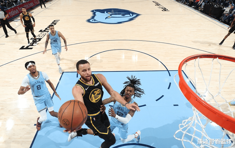 拜利|30勝1負(fù)！勇士贏球最強(qiáng)密碼，攻防支柱，他對庫里沖冠至關(guān)重要