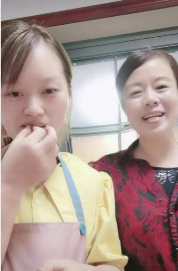 许敏|许敏闺蜜小七晒美景，为大家送上十月祝福，小星星提醒要注意安全