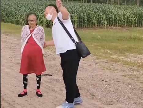 李玉成|85岁马玉琴被指肚大如球,李玉成蹦跳难掩好心情,网友:快去医院