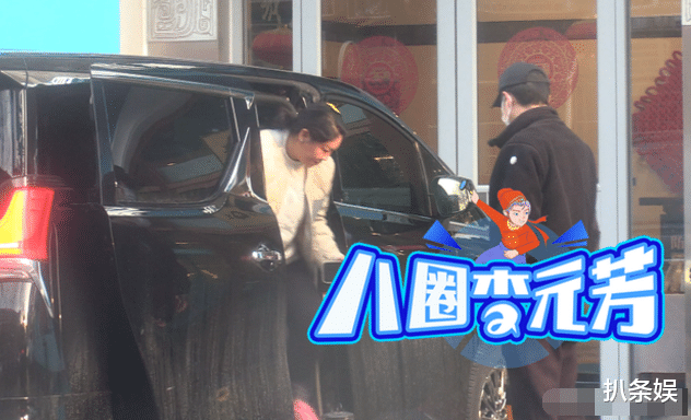 小沈阳|小沈阳夫妇外出用餐，沈春阳打扮年轻，老公一旁等待帮关车门好甜