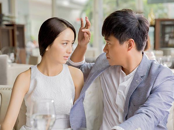 故事:“我买房,你装修”新婚当天看到房产证,新娘领人怒砸婚房走人.