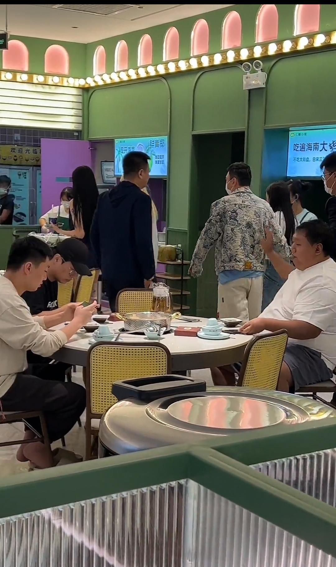 王思聪|王思聪新年三亚吃椰子鸡,紧搂女友有说有笑,入住酒店18万一晚