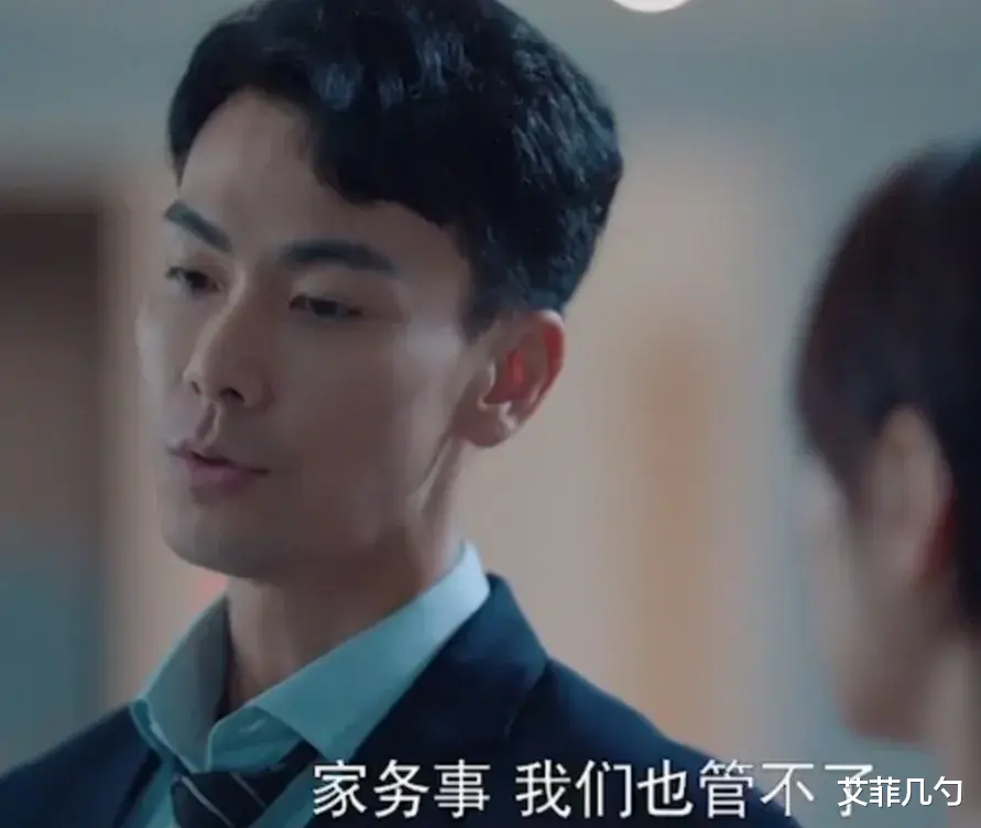 男医生看见自己领导被丈夫家暴,刚想要冲出去帮忙却被女同事一把拉住:家事