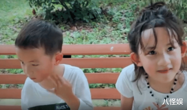 孙莉|多多晒妈妈庆生现场照!黄磊看孙莉看得入迷,甜蜜爱情惹女儿羡慕