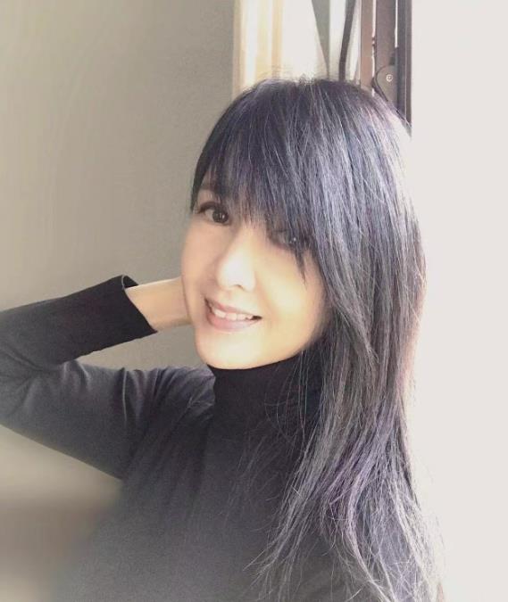 周慧敏|54岁周慧敏又晒近照,一头黑色秀发显清纯,皮肤光滑身材保养好