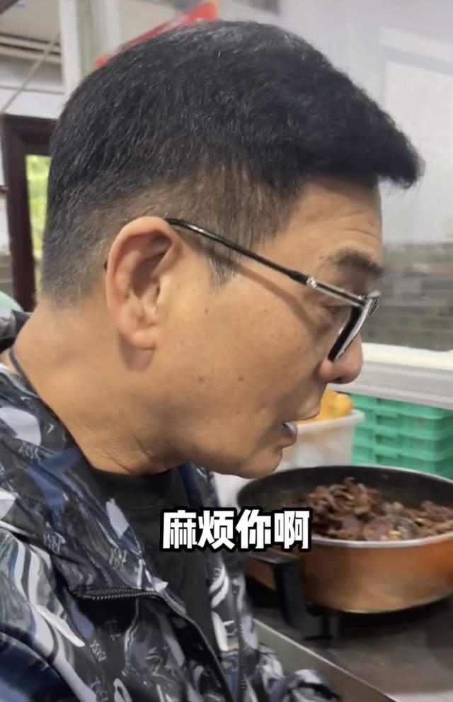 李国麟|68岁港星李国麟现身内地农村,买12元桂林米粉,蹲门口嗦粉不讲究