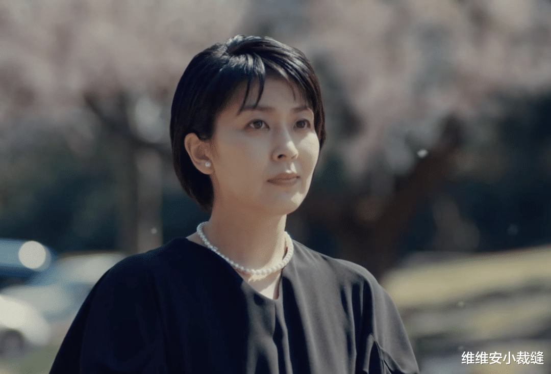 穿衣搭配|45岁的松隆子越来越时髦了，从首饰到搭配，凭优雅穿搭登上热搜