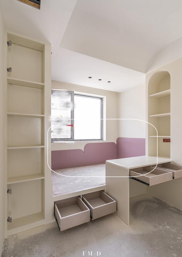 榻榻米做法聪明:外围增加一张书桌,一房能三用,睡得更香!