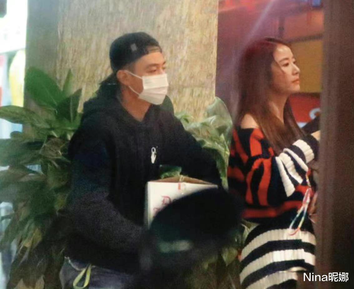 林心如|林心如包场为女庆生太隆重！穿露肩毛衣成主角，老戏骨还是少女身材