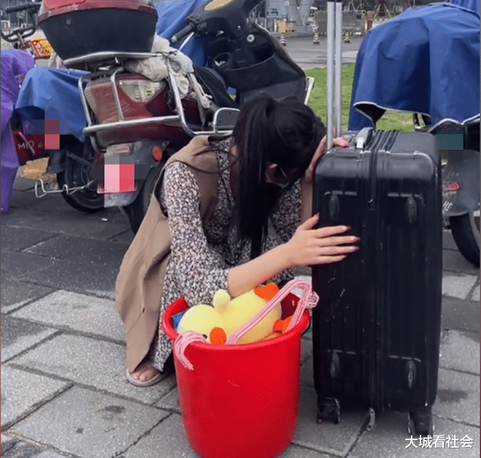 求职|贵州一女孩到福建多天，每天提桶假装找工作，不是嫌下雨就是嫌热