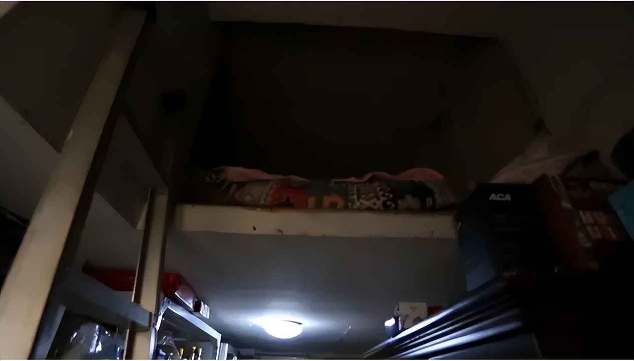 60㎡挤四代人，厕所当厨房？却拿30万的空间放3块钱1瓶的矿泉水