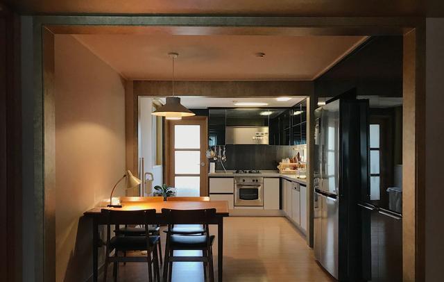 夫妻俩坚持丁克,129不多添置一件家具,沙发也不要,生活很随心