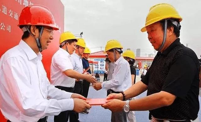 国企|中铁局招文员要求“长相身材好”，面试地点在宾馆，引发广泛争议