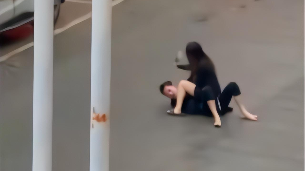 男子殴打说“漏嘴”的女友，却被女友骑在身上打!