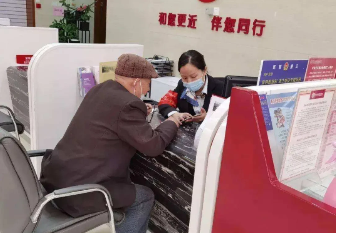 辽宁丹东,江大爷在银行存了12万元钱,取钱时,得知钱被买保险了