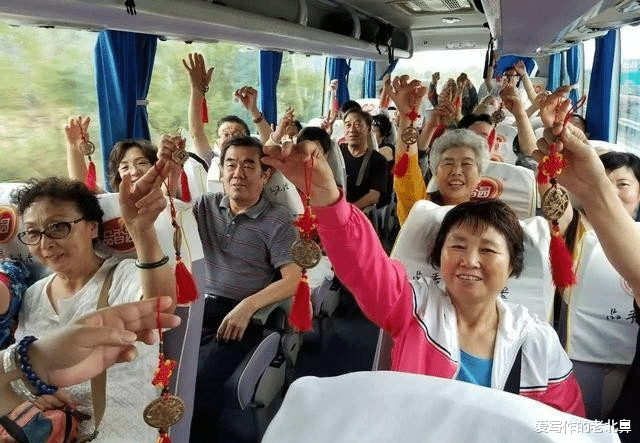 旅行社|老年旅行团每次行程不过几百元,旅行社是如何实现盈利的?