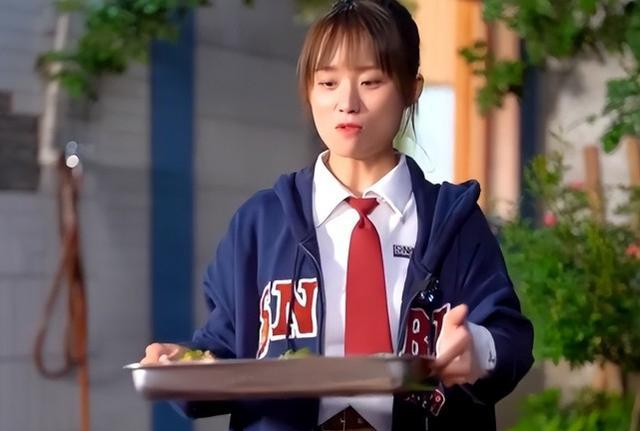 |网红严素穿JK短裙，在父亲面前弯腰摘毛豆引争议，网友：丢人现眼