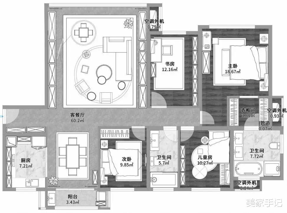 这对夫妻太有远见，坚持客厅摒弃阳台，电视墙打满柜子，场面实用大气
