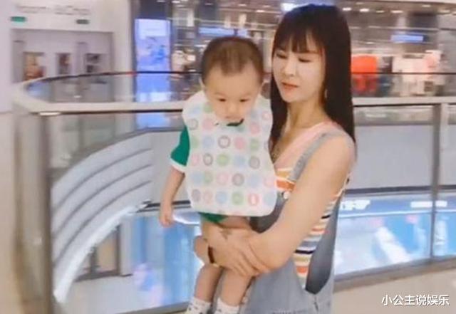 补钙 “最嫩奶奶”走红，带孙子出门被认是妈妈，网友：孩子缺爷爷吗
